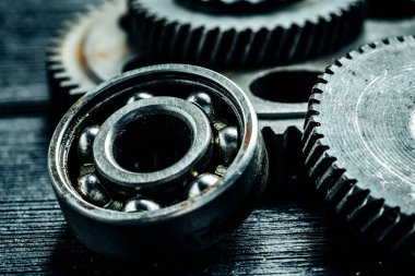 Eski bir endüstriyel makineden dişliler
