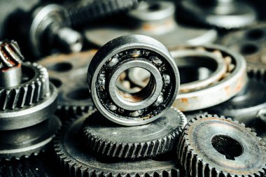 Eski bir endüstriyel makineden dişliler