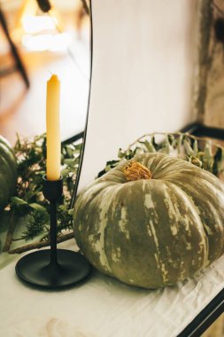 Kabaklarla kırsal sonbahar dekorasyon düzenlemesi