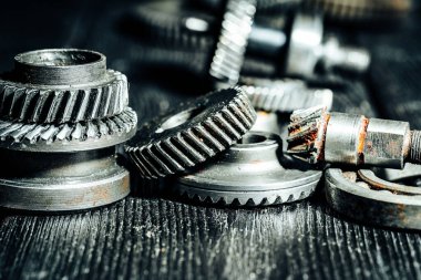 Eski bir endüstriyel makineden dişliler