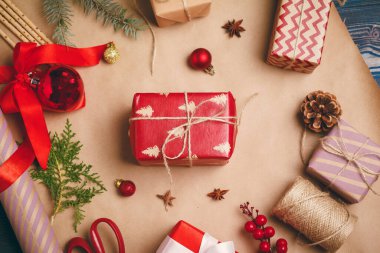 Noel için hazırlanmak, hediyeleri paketlemek ve dekorasyon yapmak.