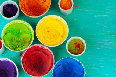 Renkli Holi güçlerinin yayları yere yakın.