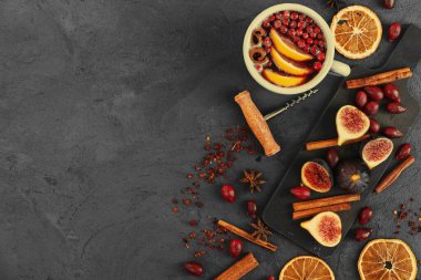 İçindekilerle parlayan şarap kadehi, yukarıdan görünüyor.