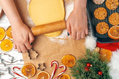 Kadınların elleri kurabiyelere hamur hazırlıyor.