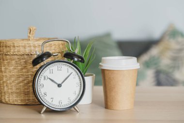 Ahşap arka plan klasik vintage çalar saat ve kahve fincanı