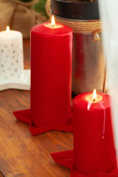 Decorazione d'interni con candele di Natale rosse e bianche — Foto Stock