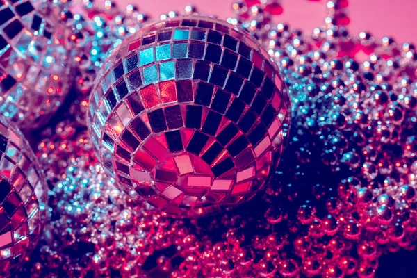 Boules disco pour la décorationd'une fête sur fond rose — Photo