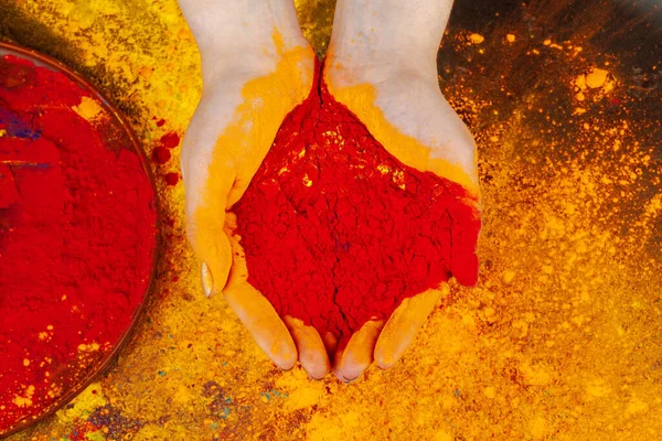 Holi pudra boyası tutan eller, yukarıdan manzara — Stok fotoğraf