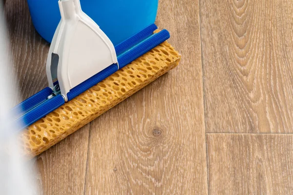 Herramientas de limpieza para la limpieza de casas en suelo de madera — Foto de Stock