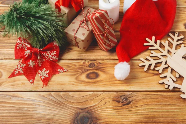 Vista superior de caixas de presente de Natal embrulhadas em fundo de madeira — Fotografia de Stock