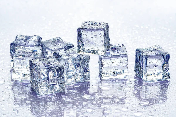 Кубики льоду на синьому фоні — стокове фото