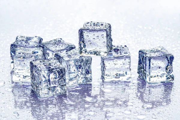 Cubitos de hielo sobre fondo azul —  Fotos de Stock