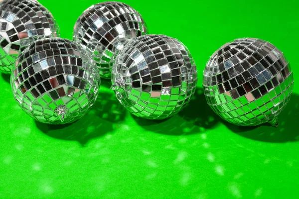 Блискуча вечірка диско-кулі, що світяться в денному світлі над кольоровим тлом — стокове фото