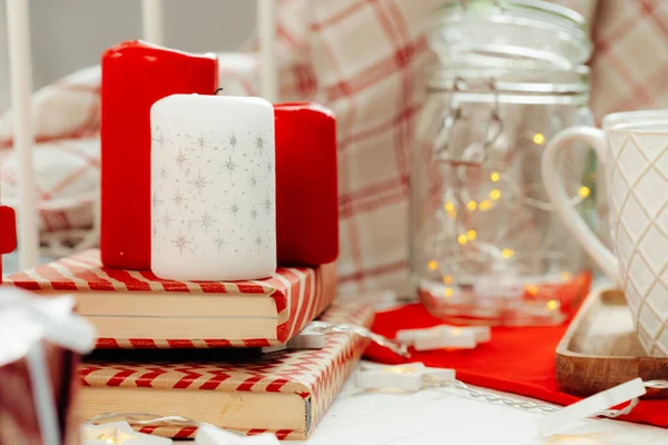 Velas de Natal vermelho e branco decoração de interiores — Fotografia de Stock
