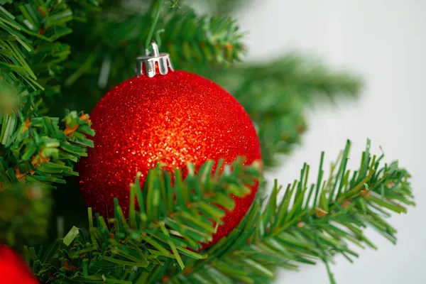 Mooie kerstboom met rode kerstballen close-up — Stockfoto