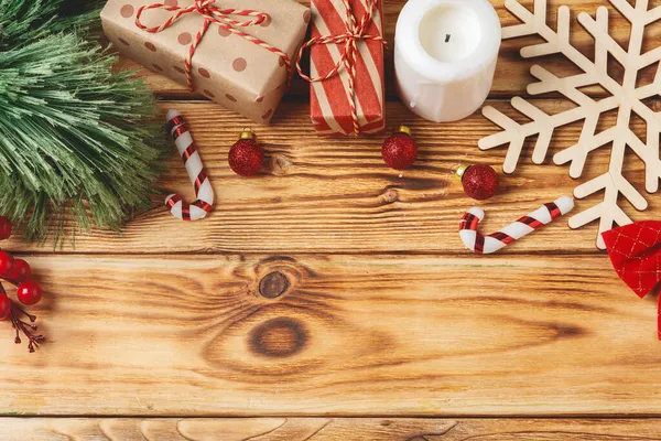 Caixas de presente de Natal embrulhado com fitas na mesa — Fotografia de Stock