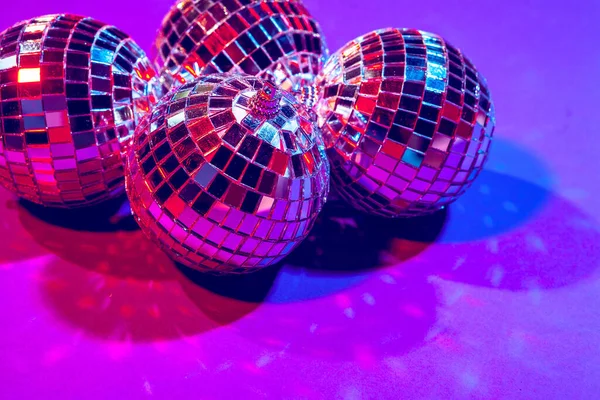 Fényes kis disco labdák pezsgő, gyönyörű lila fény. Disco Party koncepció — Stock Fotó
