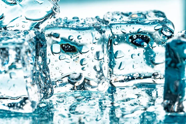 Cubitos de hielo sobre fondo azul — Foto de Stock