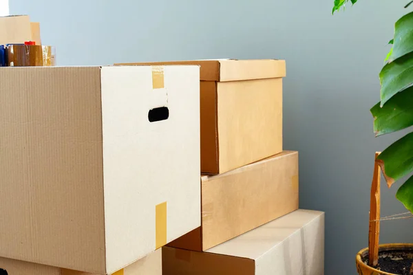 Koncept pohybu domu s skládanými lepenkovými krabicemi v místnosti — Stock fotografie