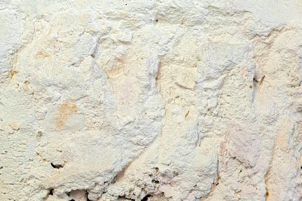 Грубая старая белая стена с трещинами на фоне — стоковое фото