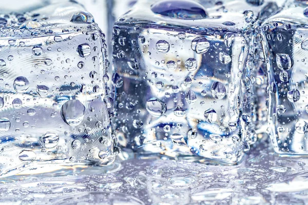 Eiswürfel auf blauem Hintergrund — Stockfoto