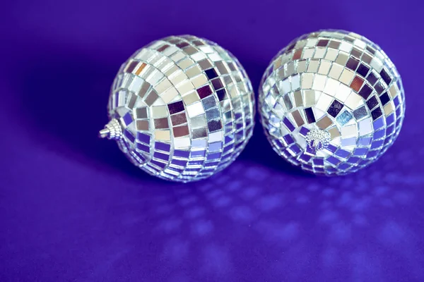 Espumosa bola de discoteca a la luz del día. Concepto de fiesta . — Foto de Stock