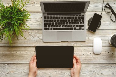 Kadın el ile Düz döşenme ofis masası Çalışma Alanı, dizüstü üst görünümü