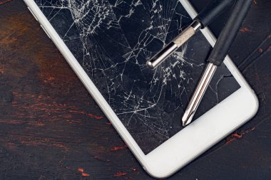 Akıllı telefon tamir konsepti. Akıllı telefon ve araçların hasarlı görüntüsü
