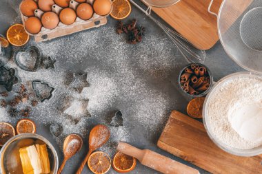 Noel kurabiyeleri için hamur pişirme süreci