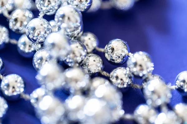 Közelről ezüst gyöngyök. karácsonyi és üdülési dekoráció koncepció — Stock Fotó