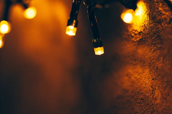 Bokeh luz de feriado guirlanda perto — Fotografia de Stock