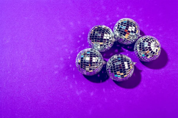 Диско м'яч світить на фіолетовому фоні крупним планом — стокове фото