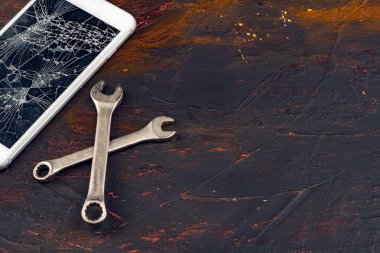 Akıllı telefon tamir konsepti. Akıllı telefon ve araçların hasarlı görüntüsü