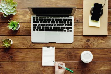 Kadın el ile Düz döşenme ofis masası Çalışma Alanı, dizüstü üst görünümü