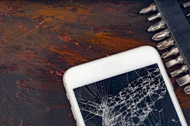 Akıllı telefon tamir konsepti. Akıllı telefon ve araçların hasarlı görüntüsü