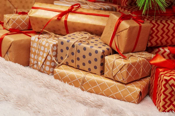 베이지 카펫에 크리스마스 선물들이 쌓여 있는 곳 — 스톡 사진