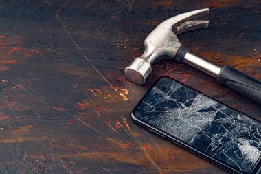 Aletleri olan dijital bir alet. Akıllı telefon konsepti onarılıyor