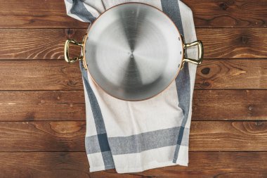 Ahşap tahtada temiz bakır mutfak malzemeleri.