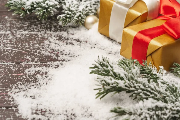 Снігова композиція з різдвяним подарунком на дерев'яному столі — стокове фото