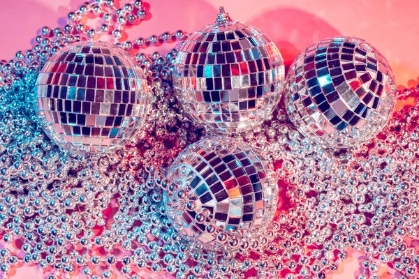 Disco labdák decorationof egy párt rózsaszín háttér — Stock Fotó
