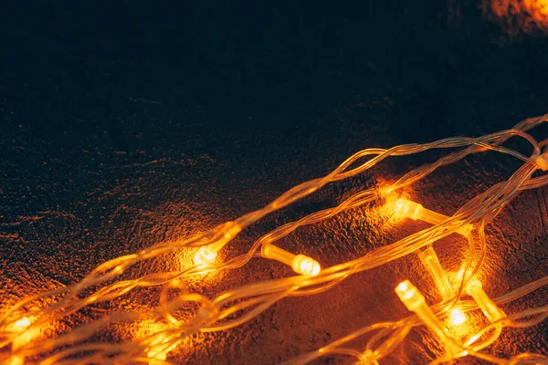 Guirnalda iluminada de cerca sobre fondo oscuro —  Fotos de Stock