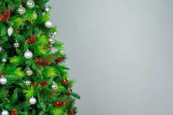 Decorado con adornos brillantes hermoso árbol de Navidad —  Fotos de Stock