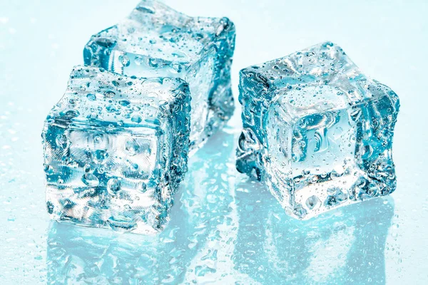 파란색 배경에 있는 얼음 — 스톡 사진