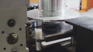 Kablo fabrikasında elektrik kablo üretim hattı devrede