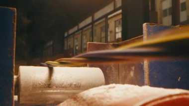 Kablo fabrikasında elektrik kablo üretim hattı devrede