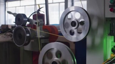 Kablo fabrikasında elektrik kablo üretim hattı devrede