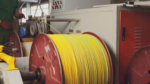 电缆生产特写中带黄色电缆的纺丝卷 — 图库视频影像