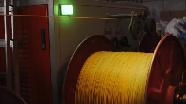 Draaiende haspel met gele kabel in kabelproductie close-up — Stockvideo
