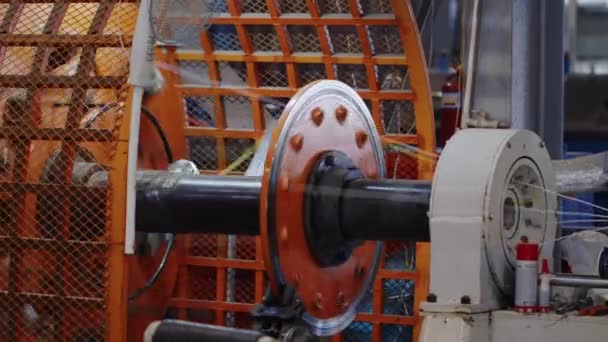 Kablo fabrikasında elektrik kablo üretim hattı devrede — Stok video