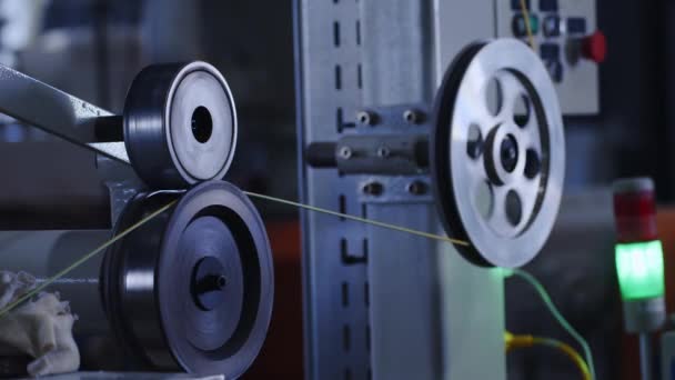Лінія виробництва електричного кабелю в процесі роботи на кабельному заводі — стокове відео
